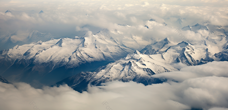 航拍云雾下高耸的白色雪山山峰自然风光,高清,摄影图,摄影图片,图片大全,摄影图免费下载